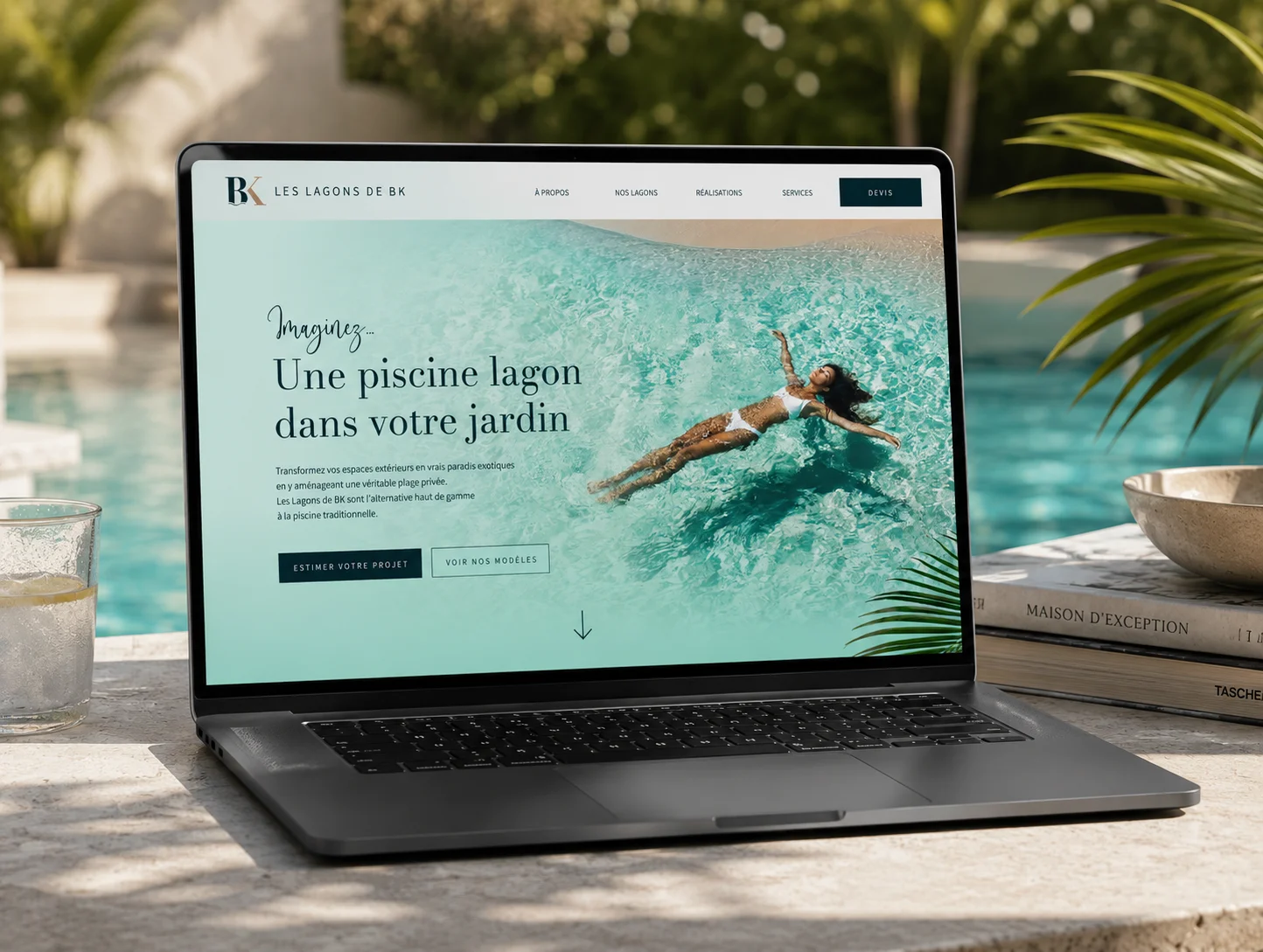 Mockup site web BK sur ordinateur posé en bord de piscine